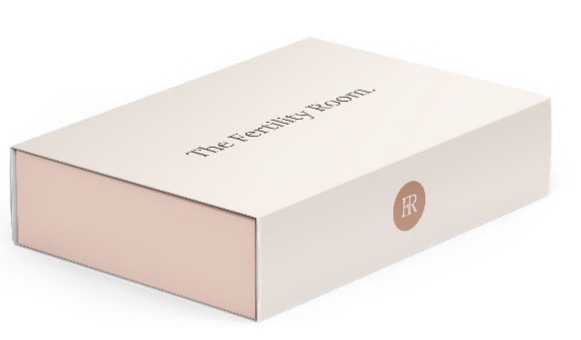 The Fertility Room Fertilitetsboxen™ – stängd och öppen rosa låda med produkter