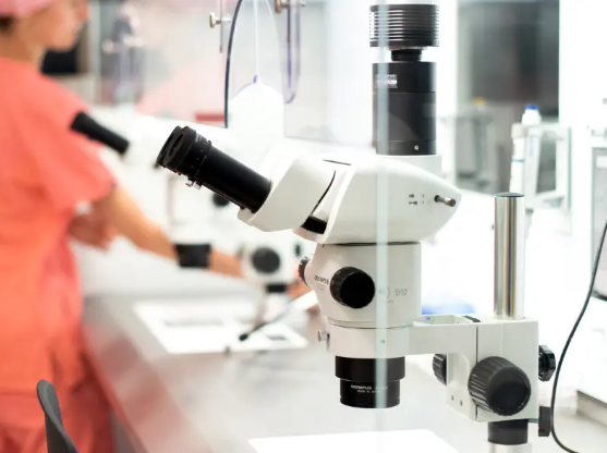 Vida Fertilitys laboratorium med mikroskop och time-lapse-utrustning